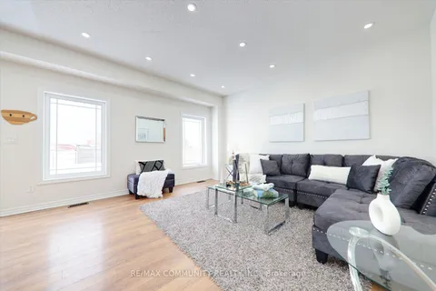 25 Mantz Cres, Whitby, ON L1R 0L3