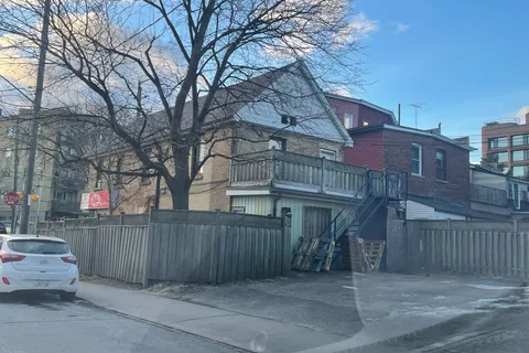 675 Broadview Avenue, Toronto, ON M4K 2P4