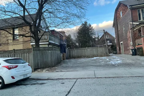 675 Broadview Avenue, Toronto, ON M4K 2P4