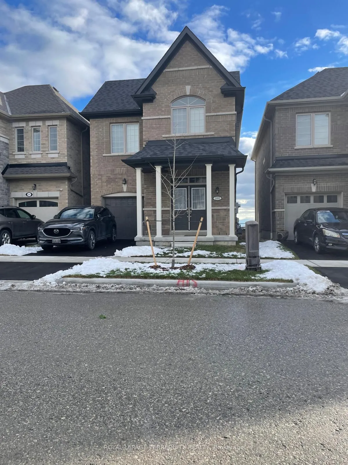 1095 Skyridge Boulevard, Pickering, ON L1X 0M8