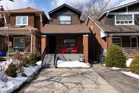 32 Mortimer Avenue, Toronto, ON M4K 1Z8