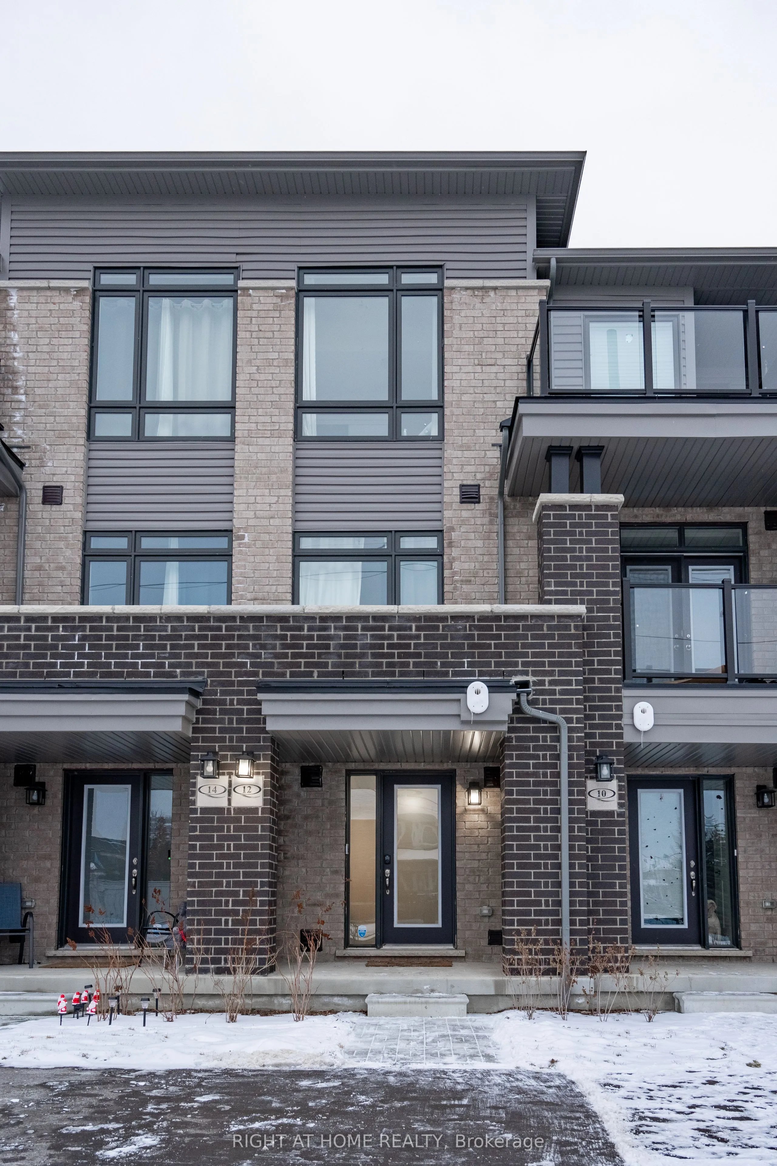 12 Emmas Way, Whitby, ON L1R 0S7