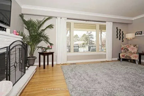325 Cochrane Street, Whitby, ON L1N 5J4
