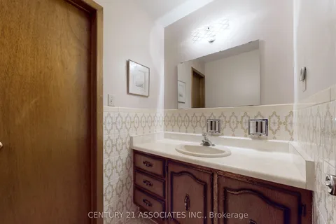1217 Alexandra Avenue, Mississauga, ON L5E 2A4
