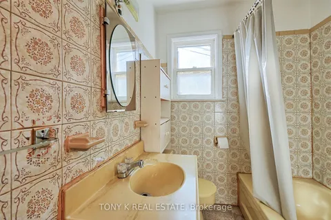 8 Davidson Avenue, Toronto, ON M1K 1C3