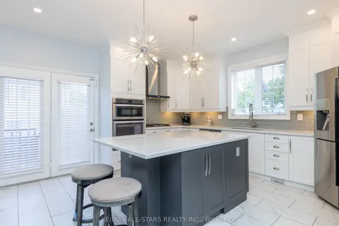 46 Eastgate Circle, Whitby, ON L1M 2N4