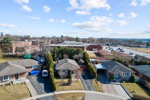 607 Newman Crescent, Whitby, ON L1N 1M7