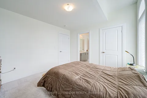 2 Wesley Brooks Street, Clarington, ON L1B 0W4