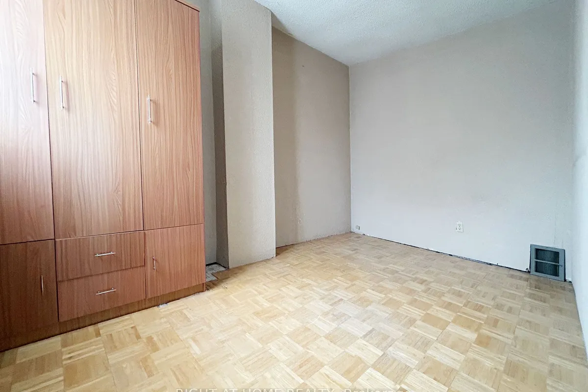 1313 Gerrard Street, ON M4L 1Y8