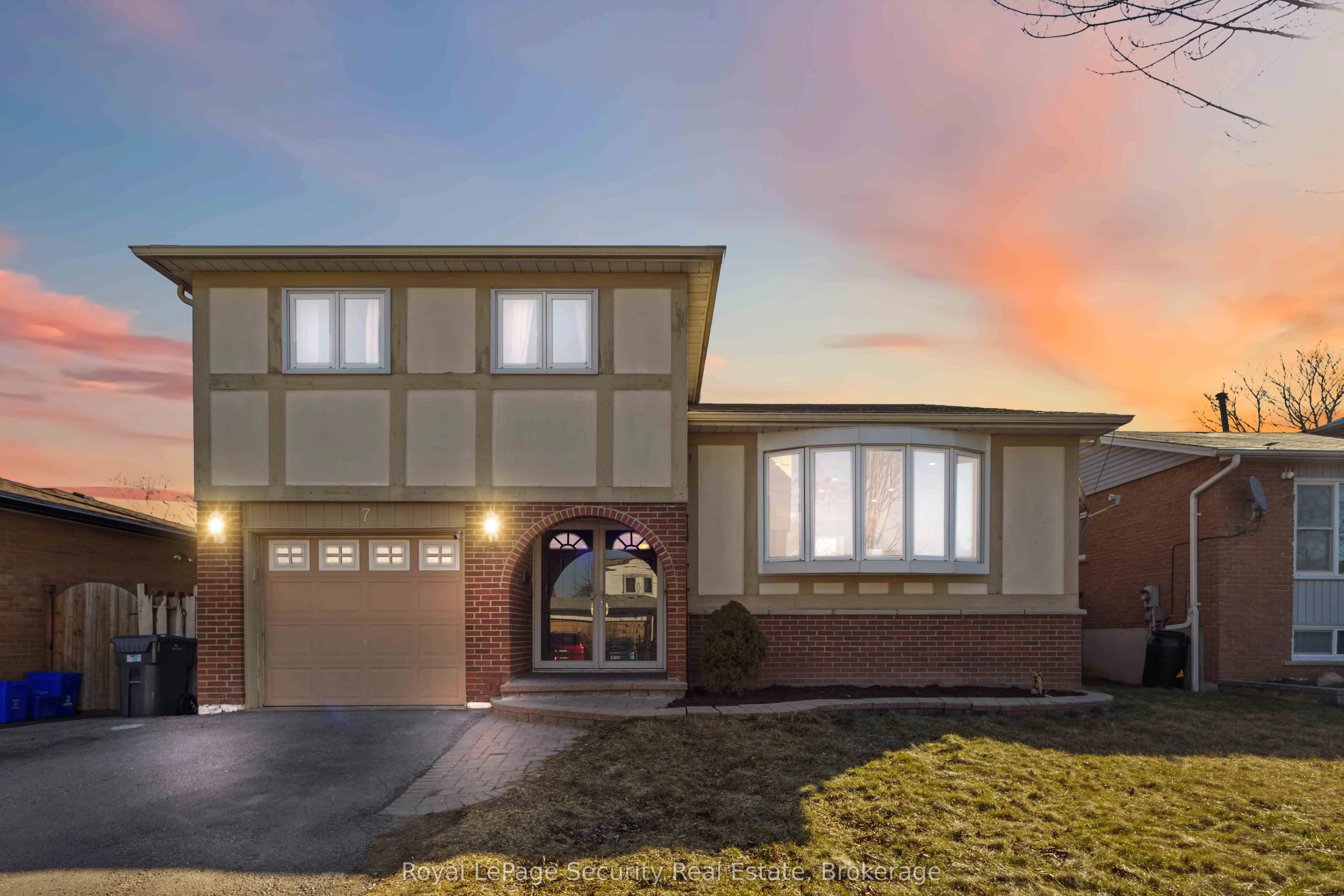 7 Chopin Court, Whitby, ON L1N 6C5