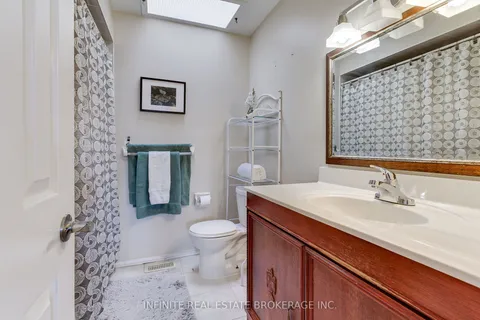 70 sable Crescent, Whitby, ON L1R 1Y6