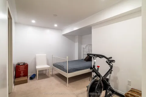 33 Britannia Avenue, Oshawa, ON L1L 0C1