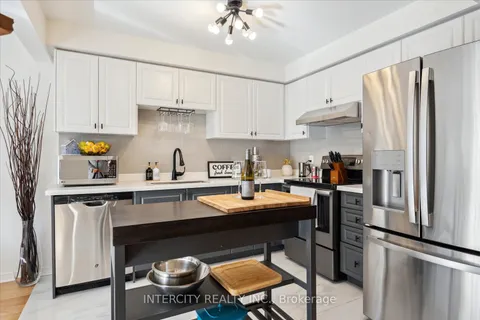 372 Sparrow Circle, Pickering, ON L1V 7E7