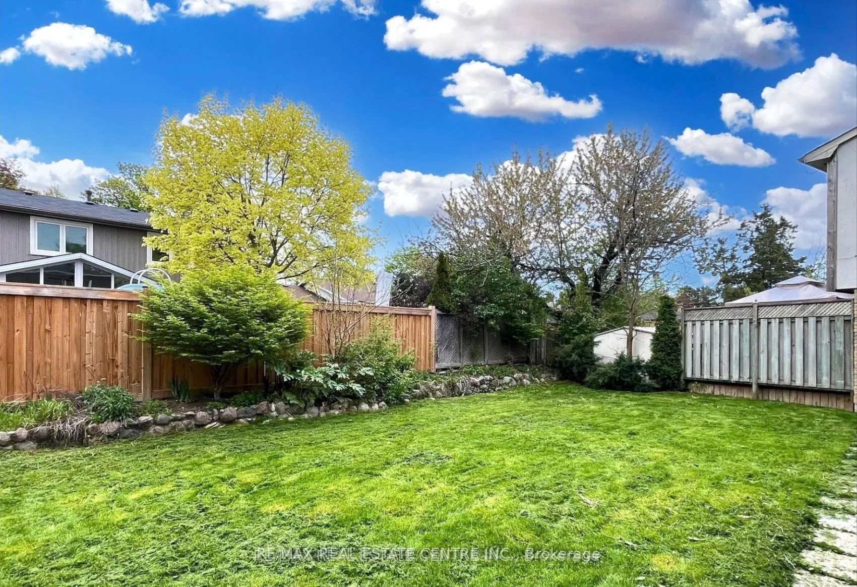 25 Ivanic Court, Whitby, ON L1N 6E3
