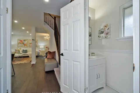 25 Ivanic Court, Whitby, ON L1N 6E3