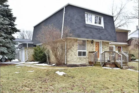 25 Ivanic Court, Whitby, ON L1N 6E3
