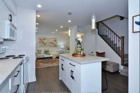 25 Ivanic Court, Whitby, ON L1N 6E3