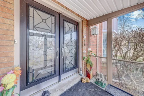 173 Ravenscroft Road, Ajax, ON L1T 3K5