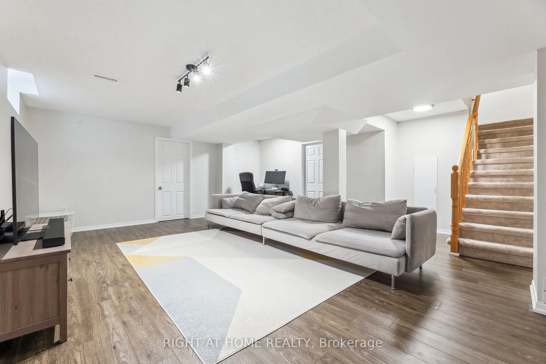 92 Longueuil Place, Whitby, ON L1R 3H1