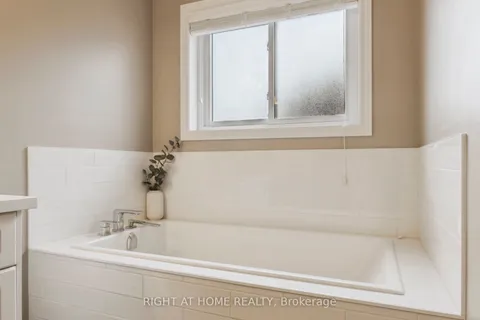 92 Longueuil Place, Whitby, ON L1R 3H1