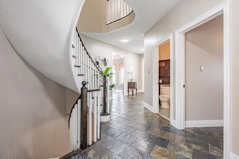 51 Hanson Crescent, Whitby, ON L1M 2K9
