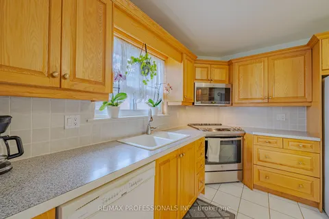 184 Oakmeadow Boulevard, Toronto, ON M1E 4H6