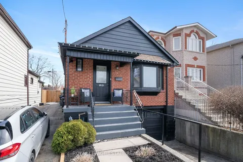 15 August Avenue, Toronto, ON M1L 3M8