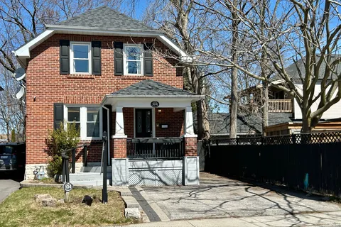 104 McLaughlin Boulevard, Oshawa, ON L1G 2P3