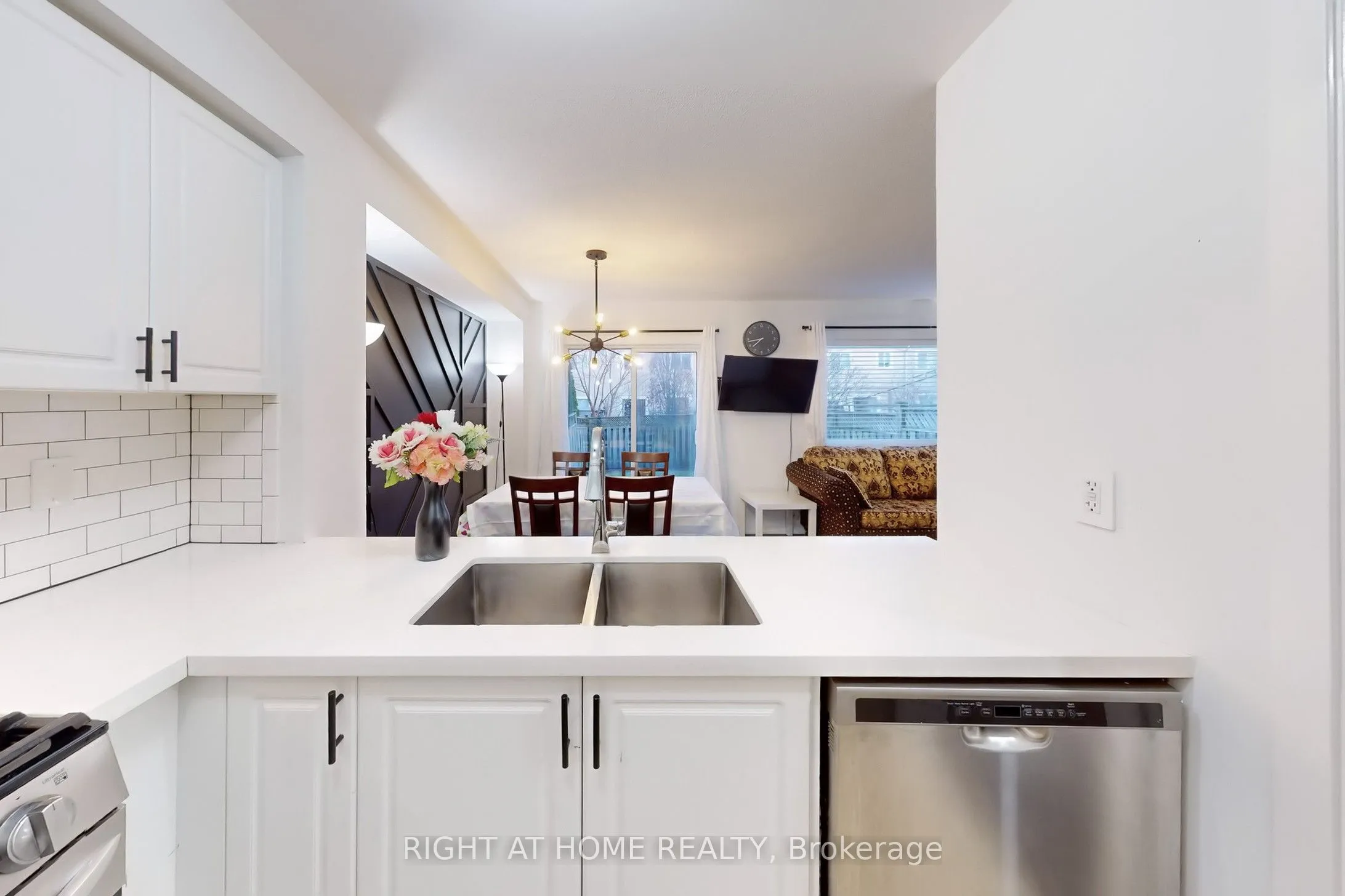 7 Macmillan Avenue, Whitby, ON L1R 3H4