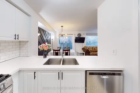 7 Macmillan Avenue, Whitby, ON L1R 3H4