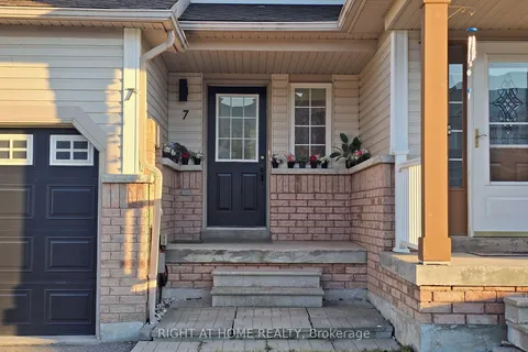 7 Macmillan Avenue, Whitby, ON L1R 3H4