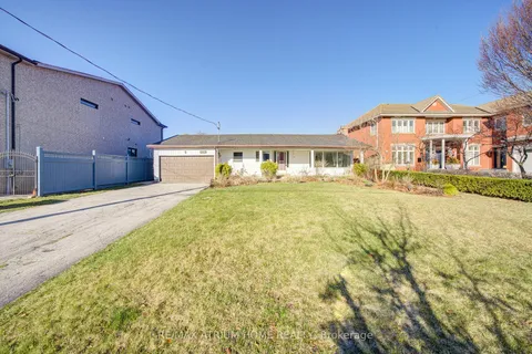 128 Fairglen Avenue, Toronto, ON M1W 1A7