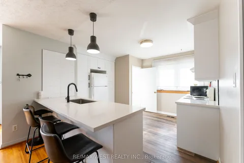 322 Rosedale Drive, Whitby, ON L1N 1Z3