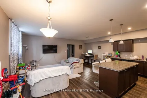 805A Dundas Street, Whitby, ON L1N 2N6