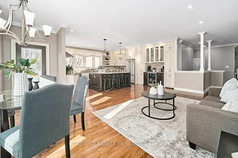 16 Burgundy Court, Whitby, ON L1R 3H7