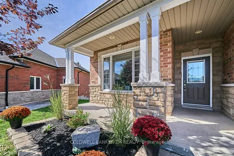 16 Burgundy Court, Whitby, ON L1R 3H7