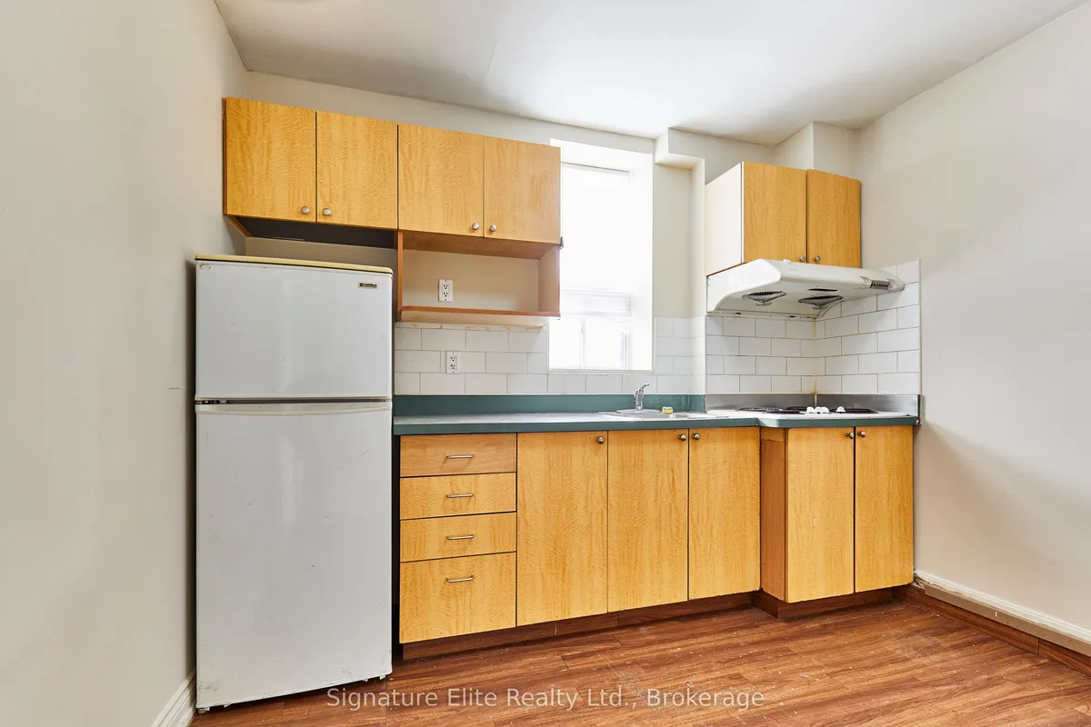 1395 Gerrard Street, ON M4L 1Z3