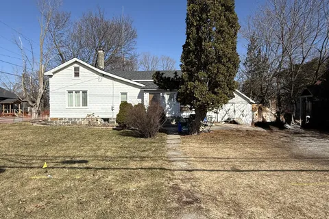 1 Queen Street, Whitby, ON L1M 1C5