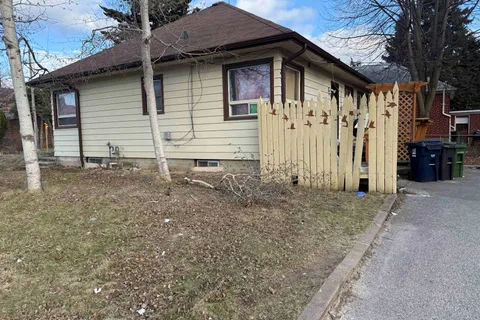 18 Mccowan Road, Toronto, ON M1M 3L8