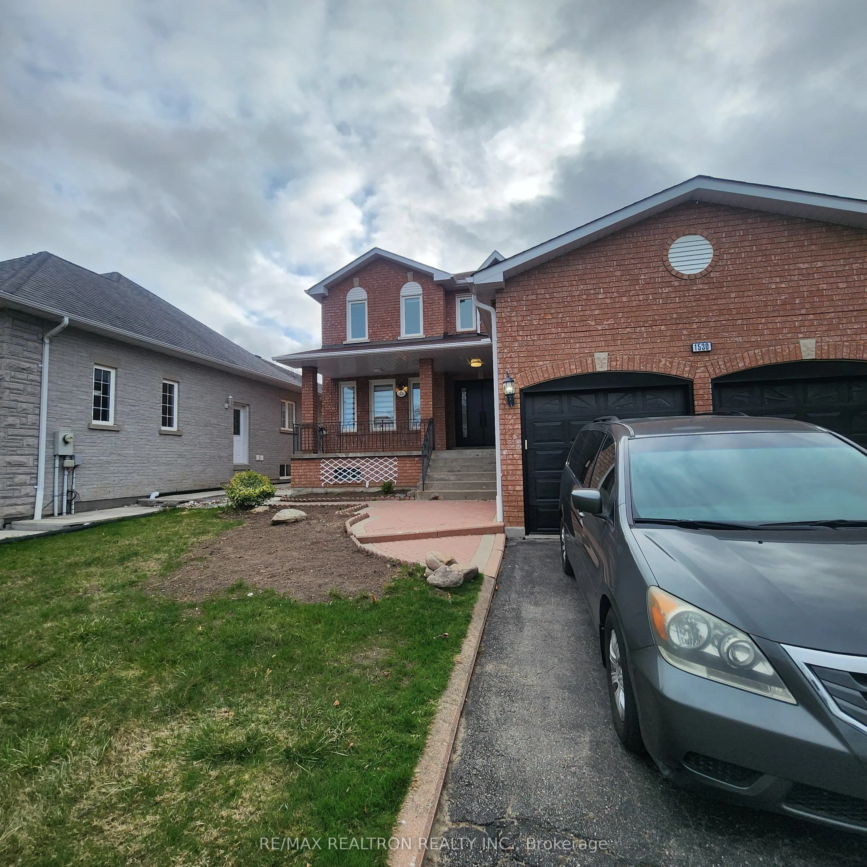 1530 Oakburn Street, Pickering, ON L1V 6N4