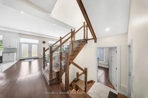 736 Hillview Crescent, Pickering, ON L1W 2S1