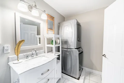 8 Nathan Avenue, Whitby, ON L1M 1J3