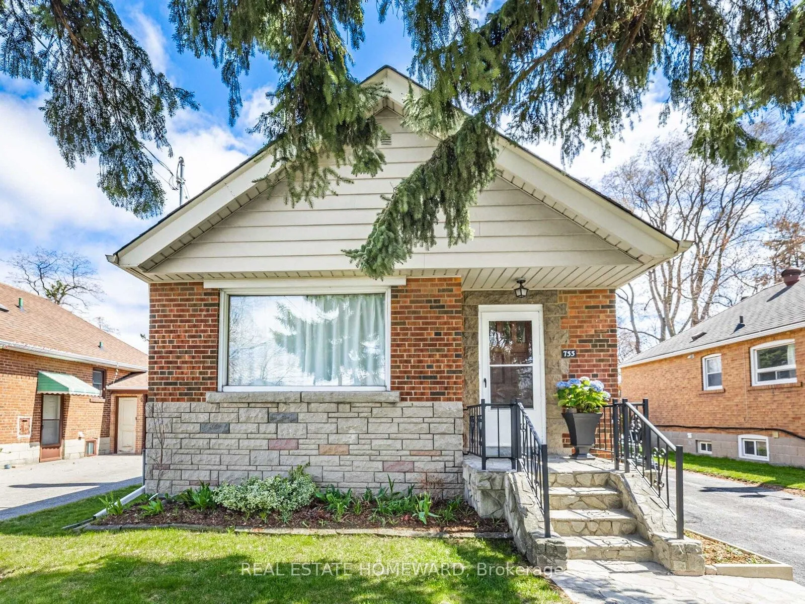 733 Pharmacy Avenue, ON M1L 3J4