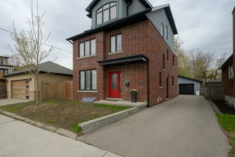 820 Cosburn Avenue, Toronto, ON M4C 2W1
