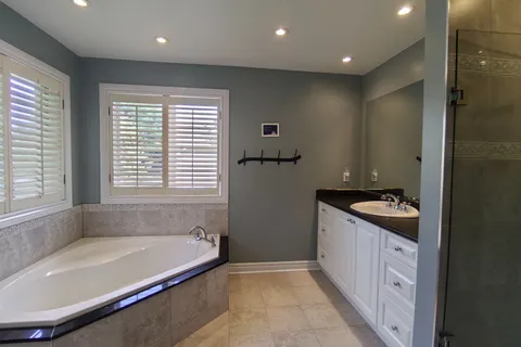 6 Mortimer Crescent, Ajax, ON L1T 3Y1