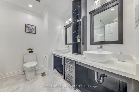 2362 Pilgrim Square, Oshawa, ON L1L 0C2
