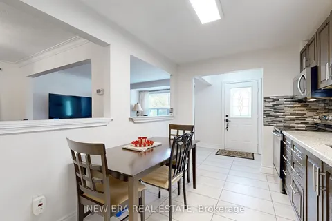 1 Fairbourne Crescent, Toronto, ON M1L 3M6