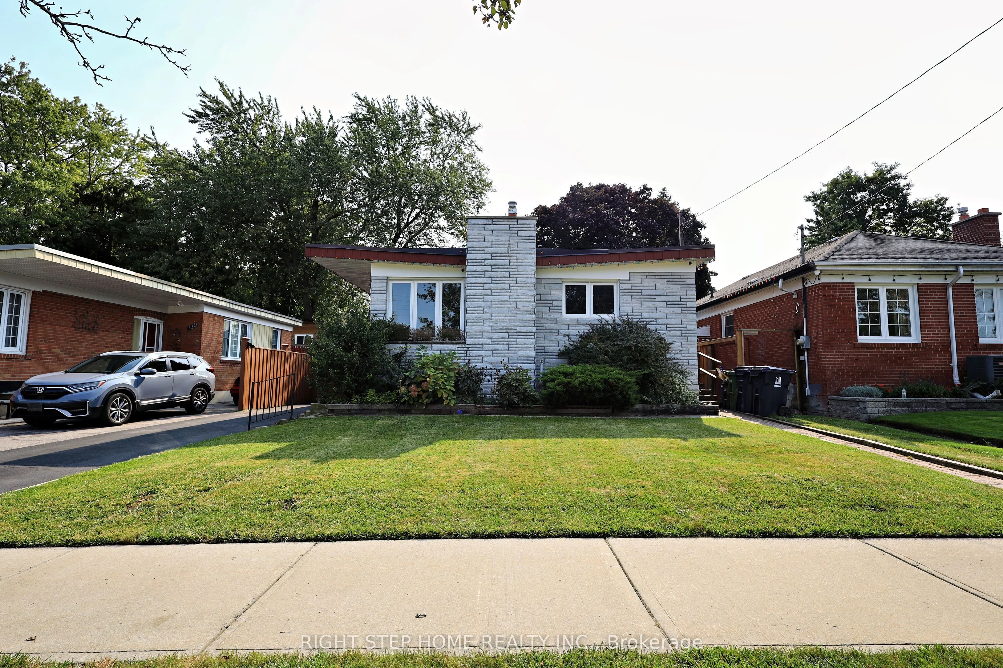 137 Benleigh Drive, Toronto, ON M1H 1K4