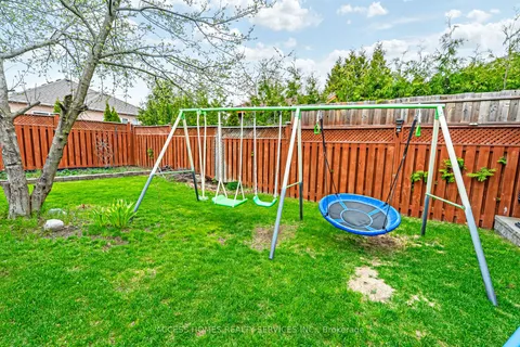 6 Floree Street, Whitby, ON L1R 3B2