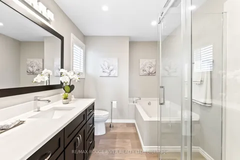32 Fencerow Drive, ON L1R 1Y4